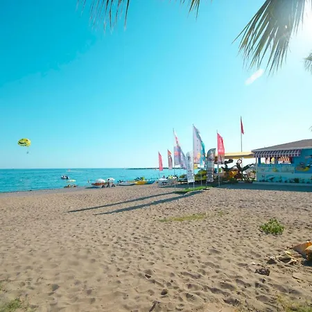 Lovely Three Bedroom House Near A White Sandy Beach 別荘 *